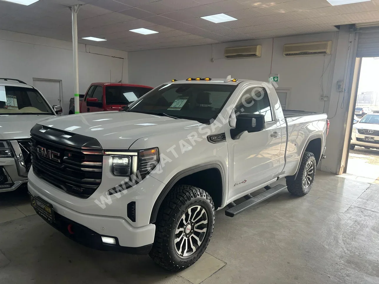 GMC  Sierra  AT4  2022  Automatic  68,000 Km  8 Cylinder  Four Wheel Drive (4WD)  Pick Up  White  With Warranty