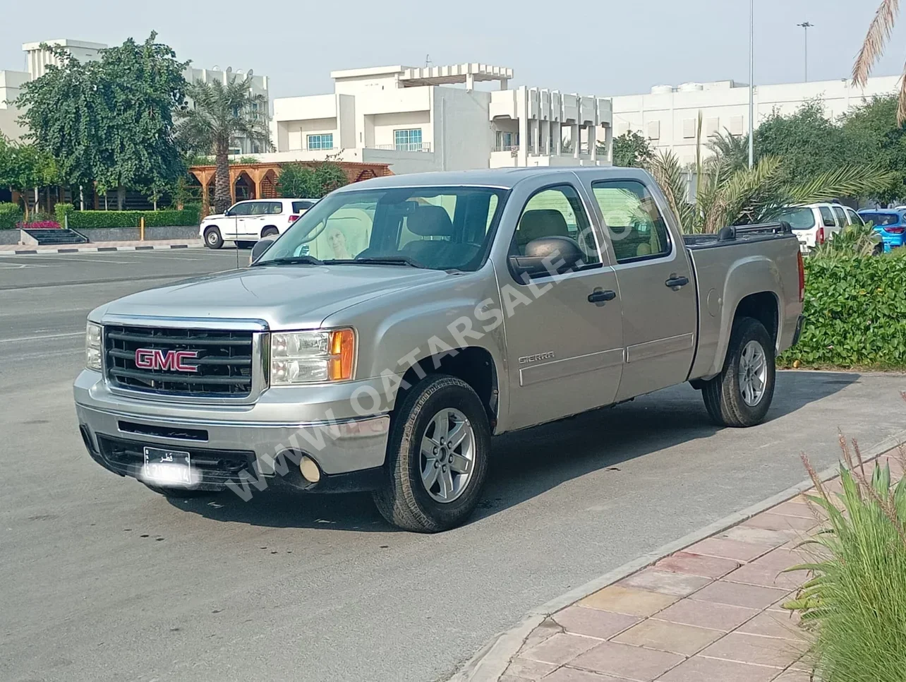GMC  Sierra  2017  Automatic  280,000 Km  8 Cylinder  Four Wheel Drive (4WD)  Pick Up  Silver