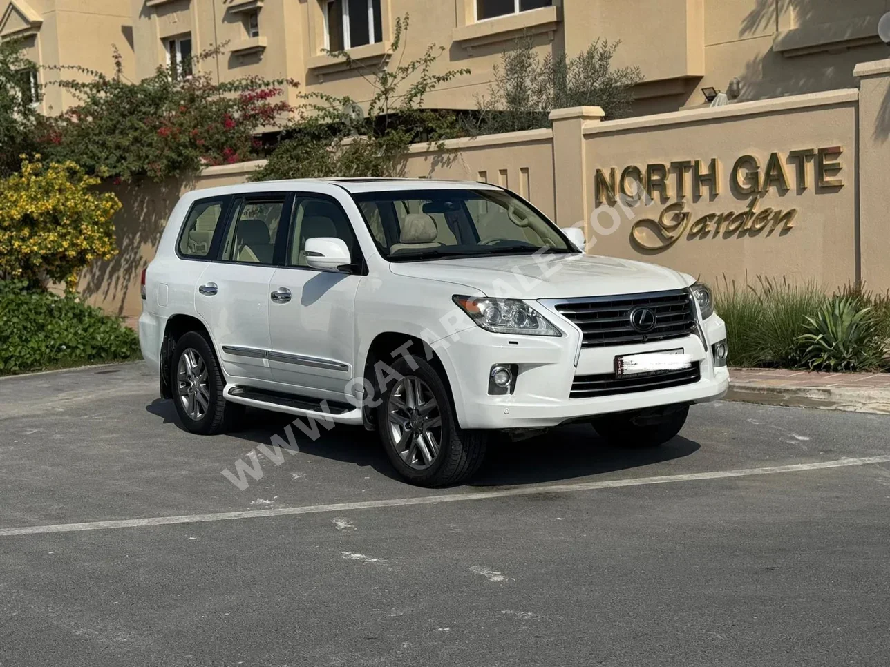 Lexus  LX  570 S  2014  Automatic  340,000 Km  8 Cylinder  Four Wheel Drive (4WD)  SUV  White