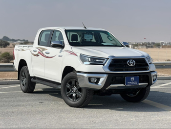 Toyota  Hilux  SR5  2026  Automatic  0 Km  4 Cylinder  Four Wheel Drive (4WD)  Pick Up  White  With Warranty