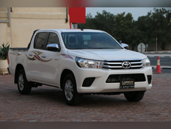 Toyota  Hilux  SR5  2025  Automatic  2,300 Km  4 Cylinder  Four Wheel Drive (4WD)  Pick Up  White  With Warranty
