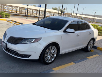 لنكولن  ام كيه اس  2015  اوتوماتيك  116,000 كم  6 سلندر  دفع خلفي  اس يو في  أبيض