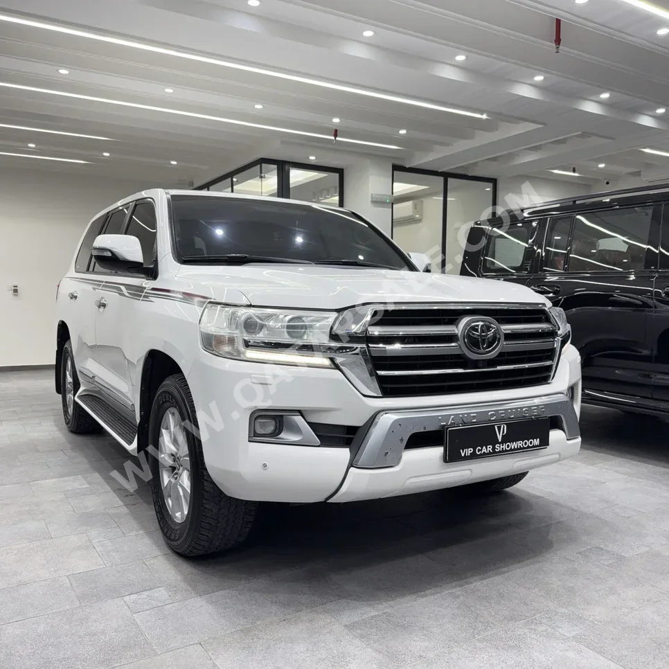 تويوتا  لاند كروزر  جي اكس ار  2016  اوتوماتيك  332,000 كم  8 سلندر  دفع رباعي  اس يو في  أبيض