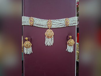 الذهب نصف طقم  البحرين  نسائي  حسب القطعة ( ديزاينرز)  21.3 غرام  طبيعة  ذهب أصفر  عيار 21