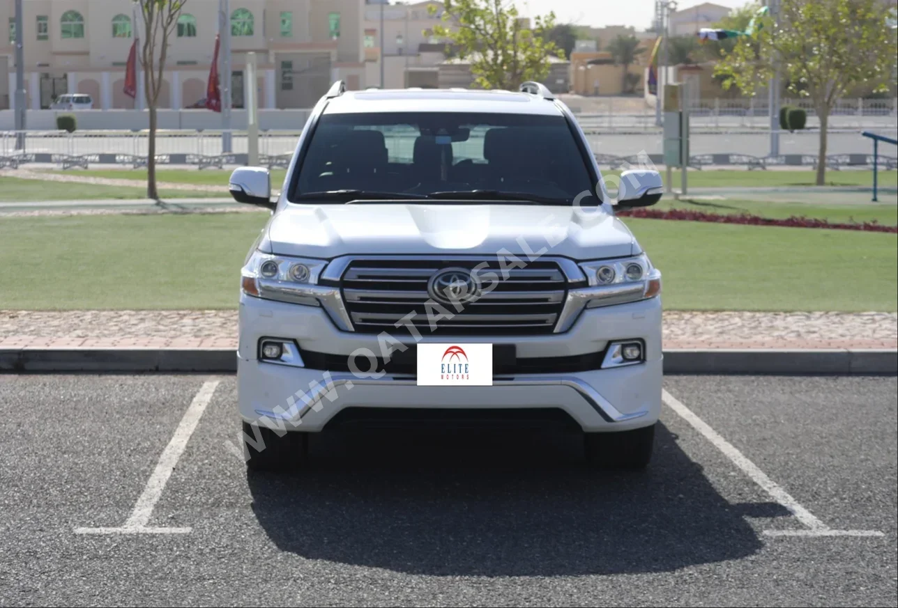 تويوتا  لاند كروزر  في اكس أس  2017  اوتوماتيك  222,000 كم  8 سلندر  دفع رباعي  اس يو في  أبيض