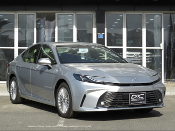 تويوتا كامري أل اي 2025 اوتوماتيك 0 كم 4 سلندر سحب امامي سيدان فضي تحت الضمان