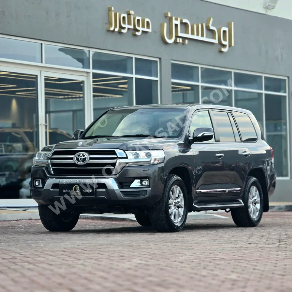 تويوتا لاند كروزر جي اكس ار 2020 اوتوماتيك 257,000 كم 8 سلندر دفع رباعي اس يو في رمادي