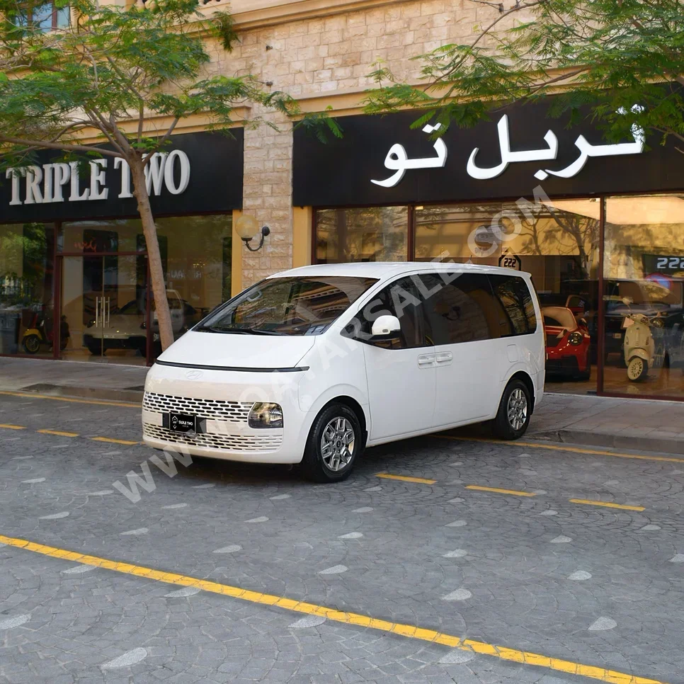 Hyundai Staria 2025 Automatic 4,000 Km 6 Cylinder Front Wheel Drive (FWD) Van / Bus White With Warranty