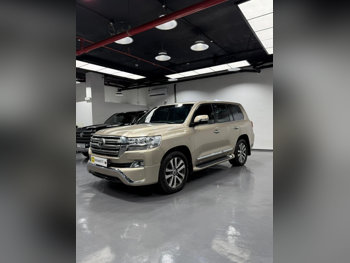 Toyota  Land Cruiser  VXS  2016  Automatic  182,000 Km  8 Cylinder  Four Wheel Drive (4WD)  SUV  Gold