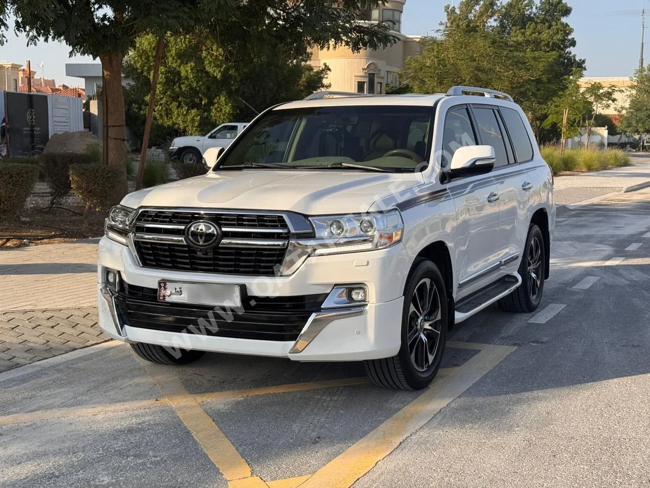 تويوتا  لاند كروزر  جي اكس ار  2019  اوتوماتيك  192,700 كم  8 سلندر  دفع رباعي  اس يو في  أبيض