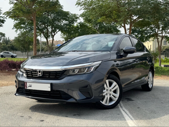 هوندا  سيتي  2024  اوتوماتيك  24,000 كم  4 سلندر  سحب امامي  سيدان  رمادي  تحت الضمان