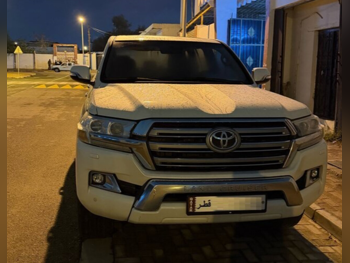 تويوتا  لاند كروزر  جي اكس ار  2016  اوتوماتيك  200,000 كم  8 سلندر  دفع رباعي  اس يو في  أبيض لؤلؤي