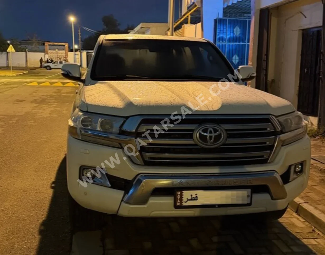 Toyota  Land Cruiser  GXR  2016  Automatic  200,000 Km  8 Cylinder  Four Wheel Drive (4WD)  SUV  Pearl