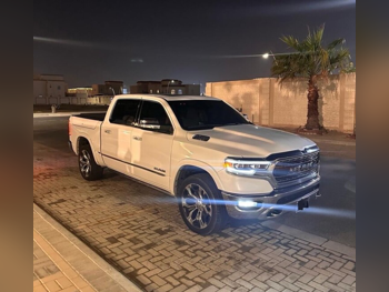 دودج  رام  لميتد  2020  اوتوماتيك  150,000 كم  8 سلندر  دفع رباعي  بيكب  أبيض