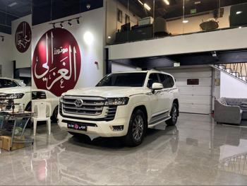 تويوتا  لاند كروزر  جي اكس ار توين توربو  2024  اوتوماتيك  72,000 كم  6 سلندر  دفع رباعي  اس يو في  أبيض لؤلؤي  تحت الضمان