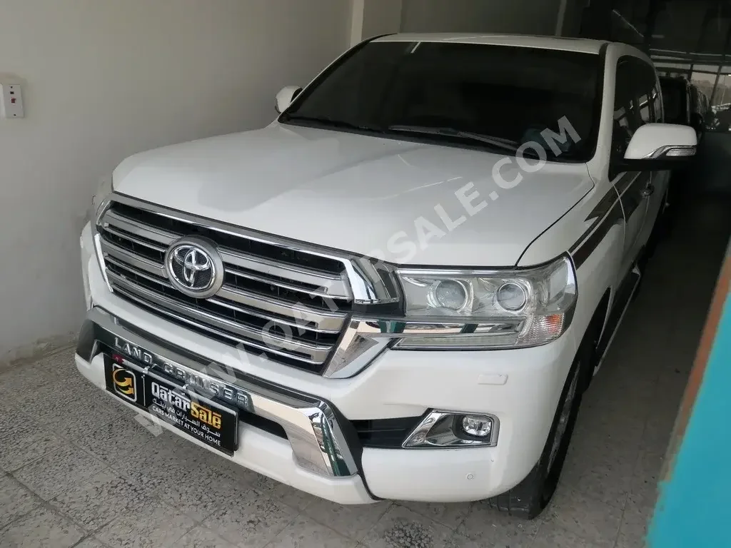 Toyota  Land Cruiser  GXR  2016  Automatic  175,000 Km  8 Cylinder  Four Wheel Drive (4WD)  SUV  White