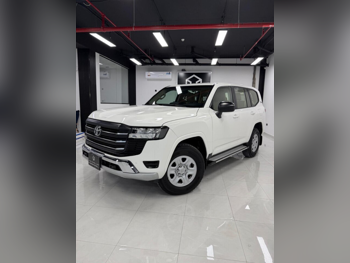 تويوتا  لاند كروزر  جي اكس  2022  اوتوماتيك  169,000 كم  6 سلندر  دفع رباعي  اس يو في  أبيض