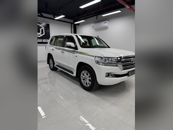 تويوتا  لاند كروزر  في اكس ار  2016  اوتوماتيك  315,000 كم  8 سلندر  دفع رباعي  اس يو في  أبيض