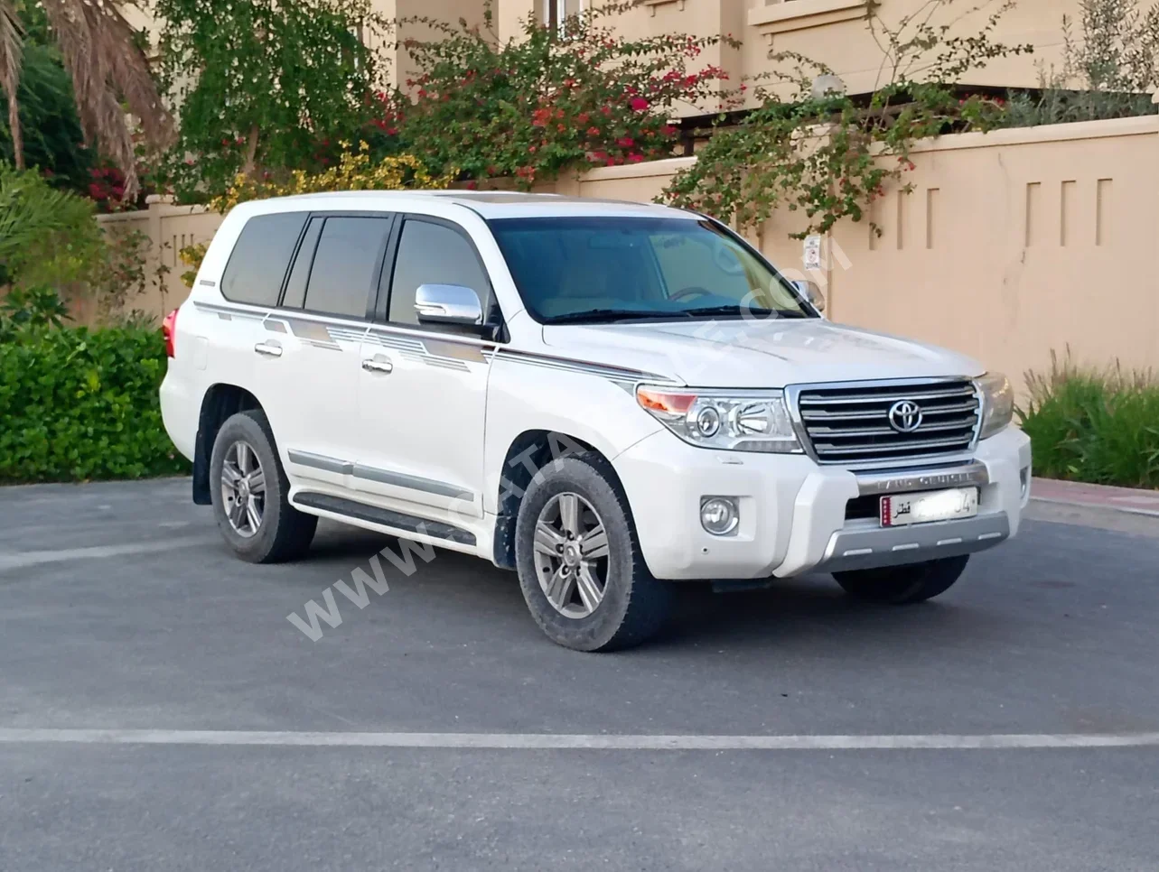 Toyota  Land Cruiser  GXR  2015  Automatic  340,000 Km  8 Cylinder  Four Wheel Drive (4WD)  SUV  White