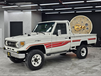 تويوتا  لاند كروزر  ال اكس  1998  عادي  177,000 كم  6 سلندر  دفع رباعي  بيكب  أبيض