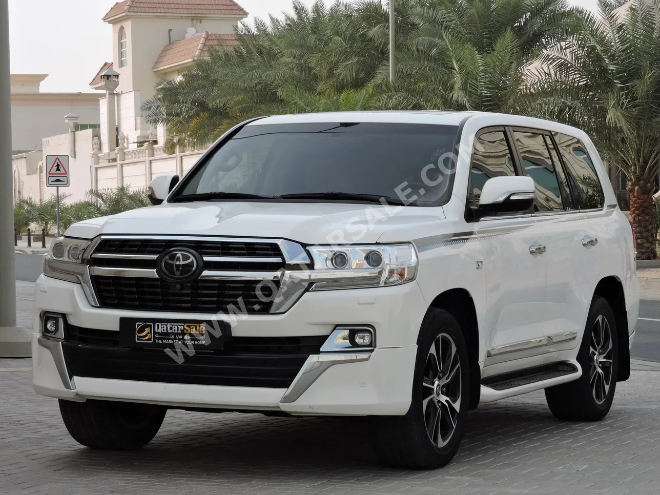 Toyota  Land Cruiser  VXR  2021  Automatic  104,000 Km  8 Cylinder  Four Wheel Drive (4WD)  SUV  White