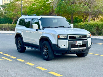 تويوتا  برادو  تي اكس ال  2025  اوتوماتيك  32,000 كم  4 سلندر  دفع رباعي  اس يو في  أبيض  تحت الضمان