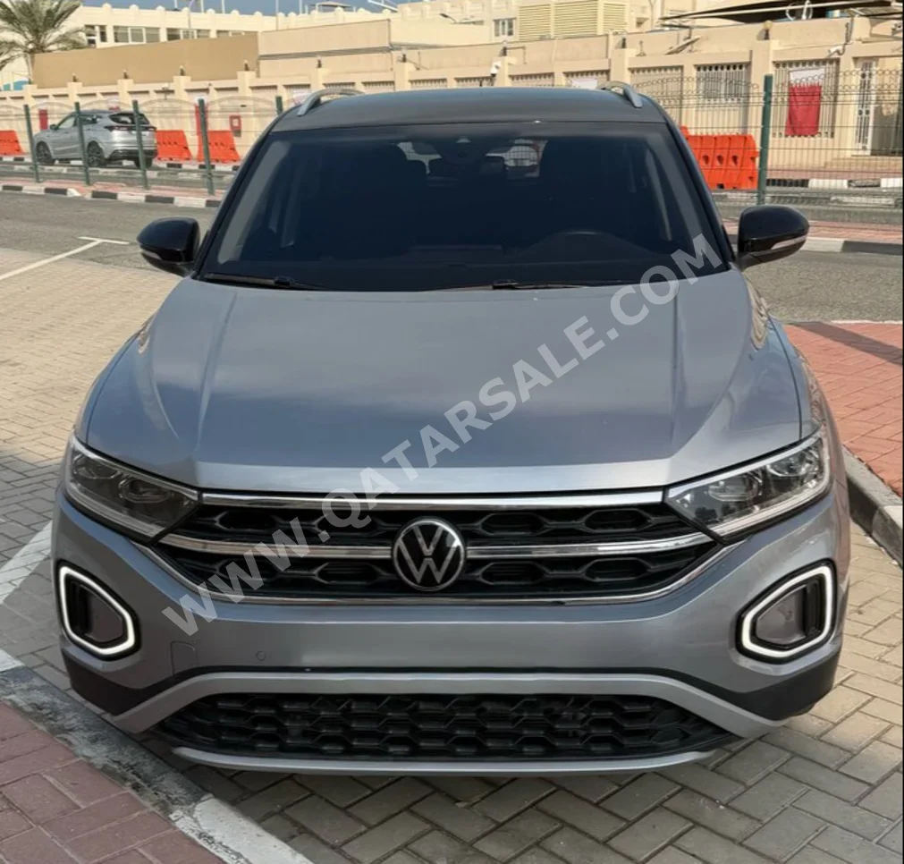 فوكس واغن  تي- روك  ستايل  2023  اوتوماتيك  22,000 كم  4 سلندر  سحب امامي  اس يو في  رمادي وأسود  تحت الضمان