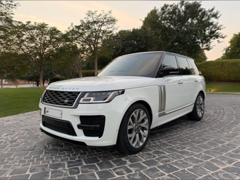 لاند روفر  رنج روفر  فوج اوتوبايوغرافي  2018  اوتوماتيك  90,000 كم  8 سلندر  دفع رباعي  اس يو في  أبيض