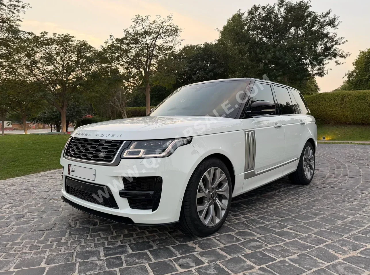 Land Rover  Range Rover  Vogue  Autobiography  2018  Automatic  90,000 Km  8 Cylinder  Four Wheel Drive (4WD)  SUV  White