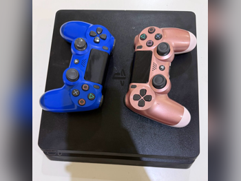 اجهزة العاب الفديو - سوني  - بلاي ستيشن 4  - 1 تيرابايت  -تشمل أجهز تحكم: 2