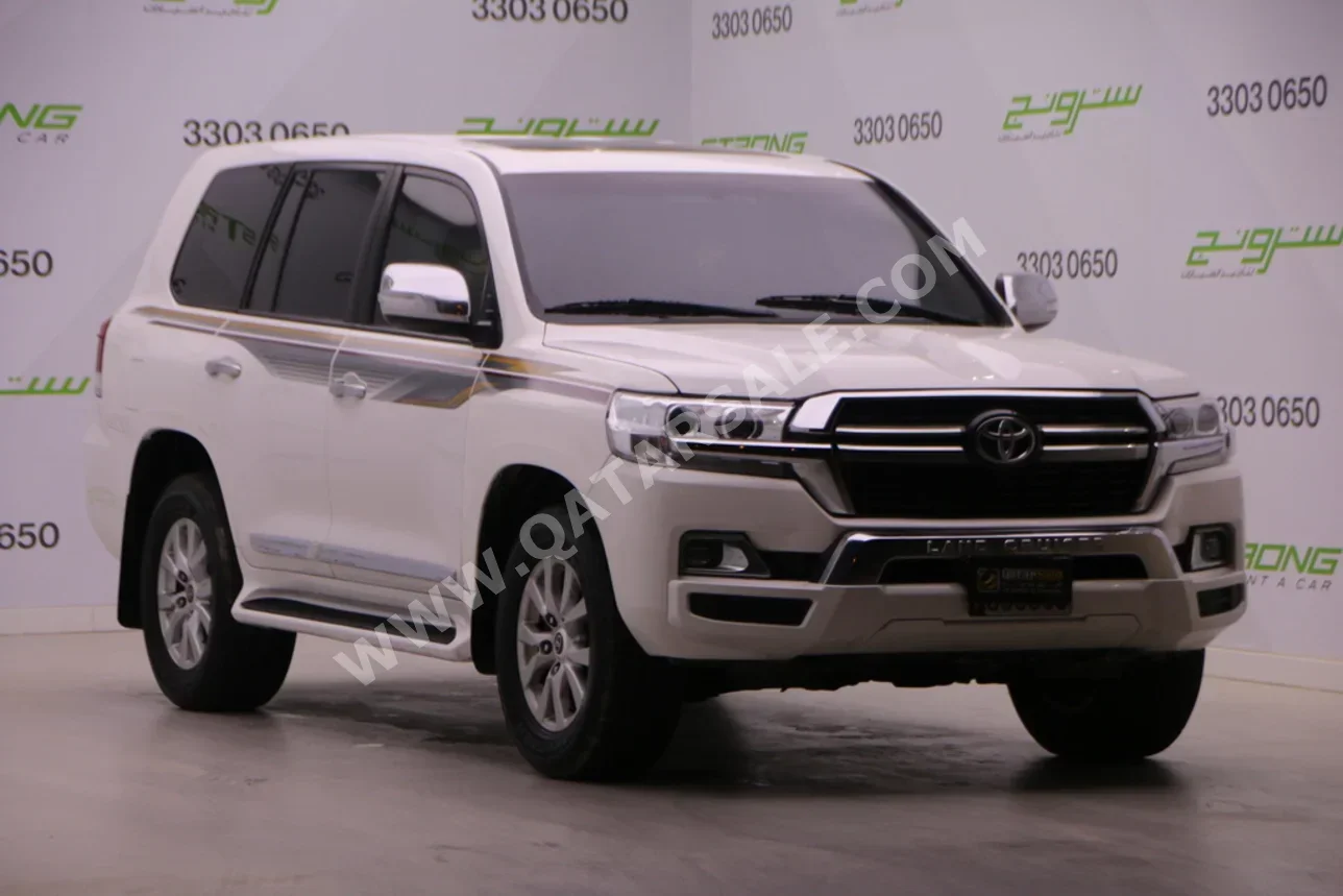 Toyota  Land Cruiser  GXR  2016  Automatic  280,000 Km  8 Cylinder  Four Wheel Drive (4WD)  SUV  White