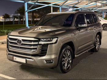 تويوتا  لاند كروزر  في اكس ار توين توربو  2022  اوتوماتيك  85,000 كم  6 سلندر  دفع رباعي  اس يو في  برونزي  تحت الضمان