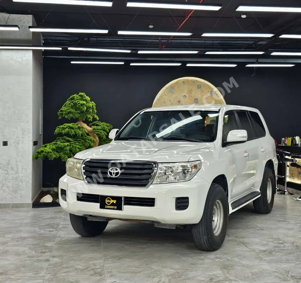 تويوتا  لاند كروزر  جي  2013  اوتوماتيك  302,000 كم  6 سلندر  دفع رباعي  اس يو في  أبيض