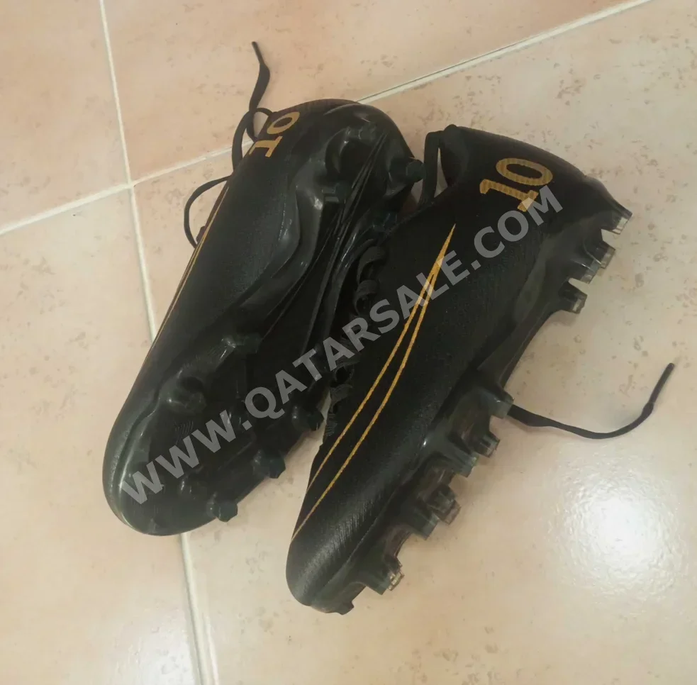 أحذية نايكي  فوم  أسود مقاس 32  الصين  للأولاد