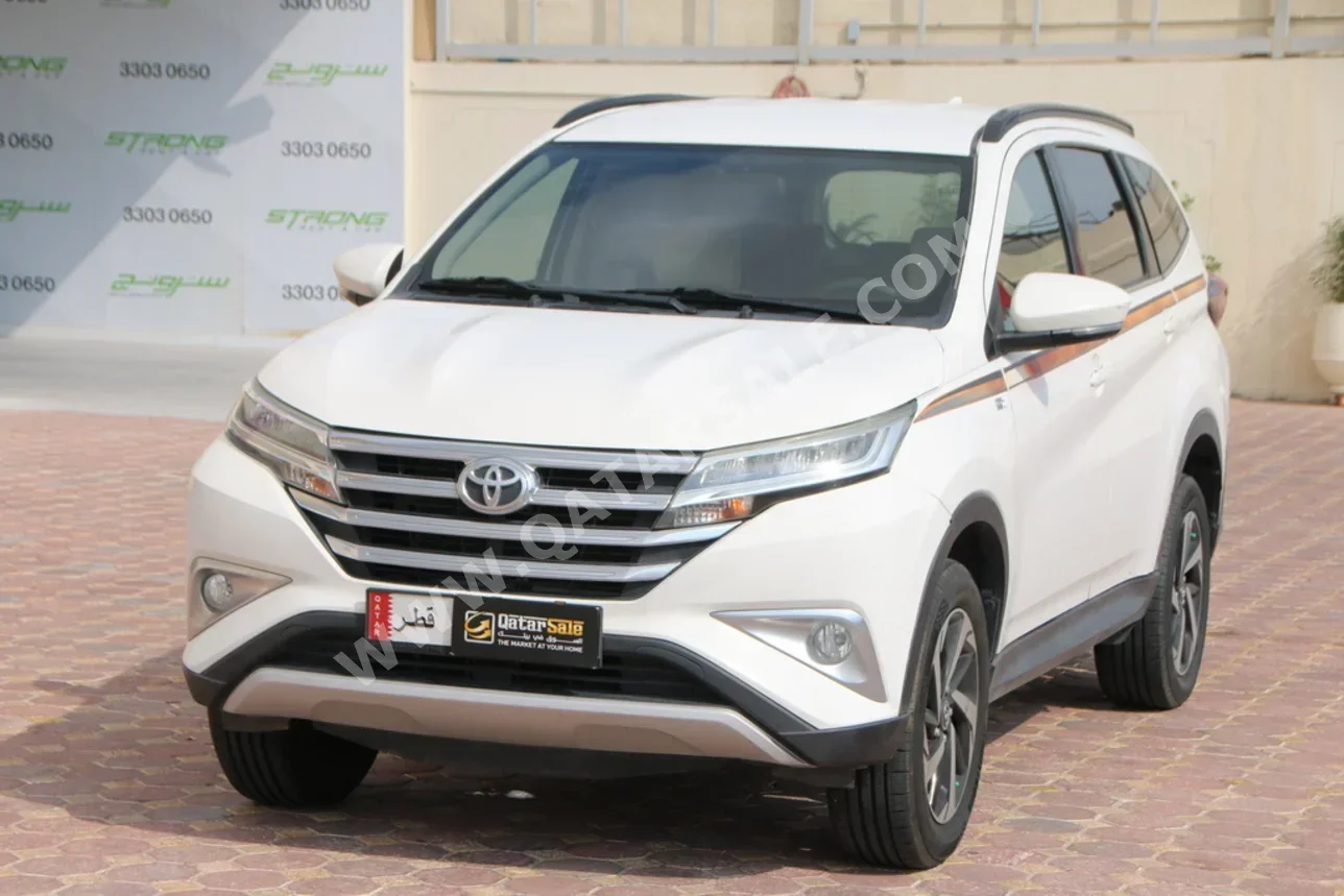 تويوتا  راش  2021  اوتوماتيك  65,000 كم  4 سلندر  سحب امامي  اس يو في  أبيض