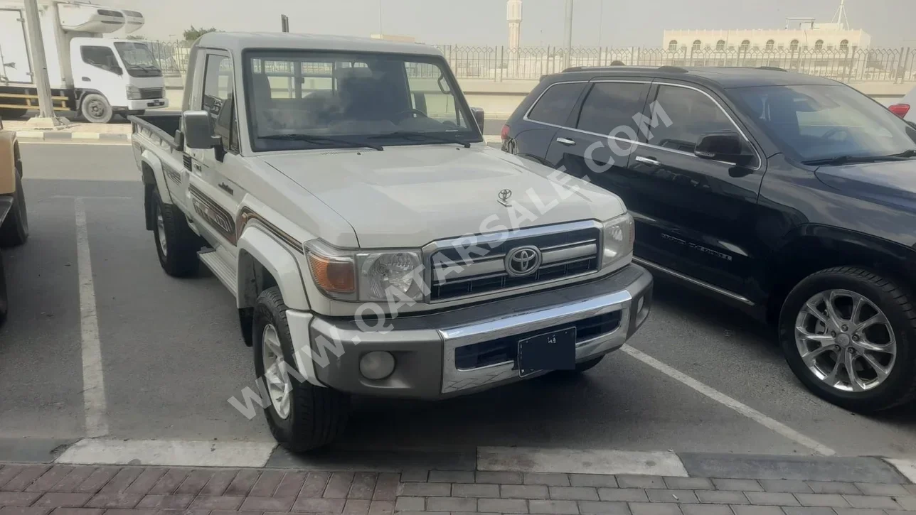 Toyota  Land Cruiser  LX  2022  Manual  136,000 Km  6 Cylinder  Four Wheel Drive (4WD)  Pick Up  White