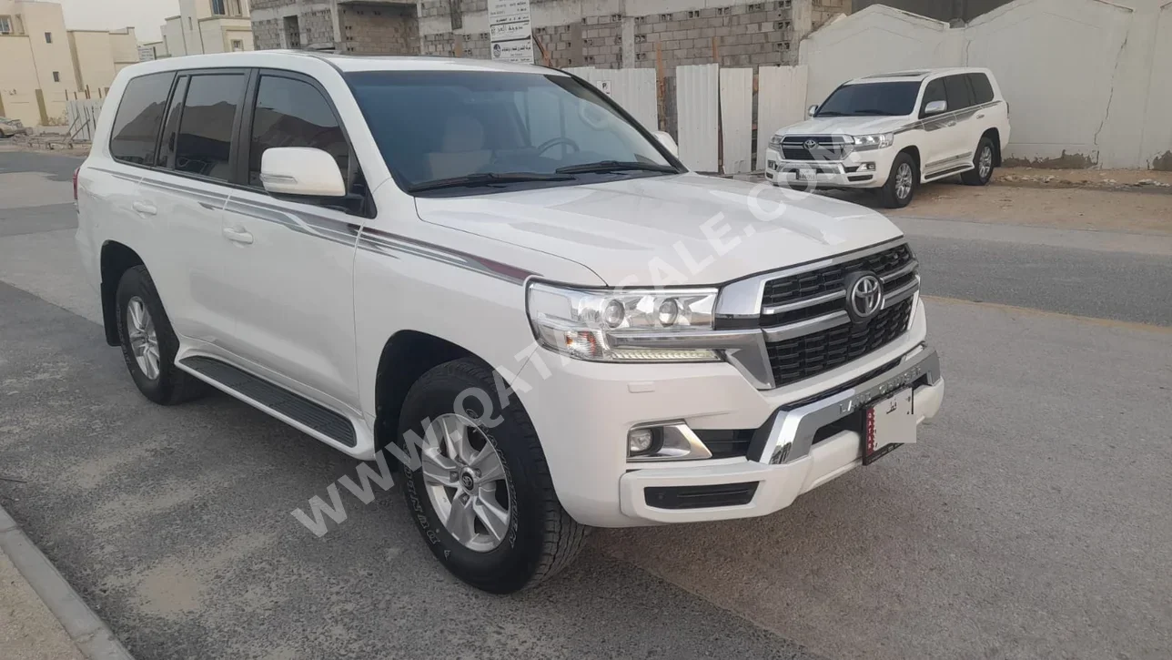 تويوتا  لاند كروزر  جي اكس ار  2021  اوتوماتيك  158,000 كم  6 سلندر  دفع رباعي  اس يو في  أبيض