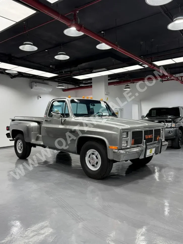GMC  Sierra  Classic  1985  Manual  354,000 Km  8 Cylinder  Rear Wheel Drive (RWD)  Pick Up  Light Gray