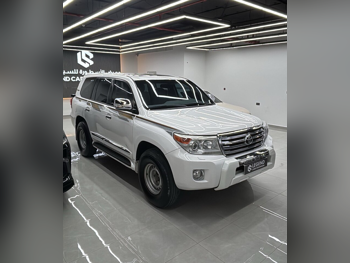 Toyota  Land Cruiser  GXR  2013  Automatic  367,000 Km  8 Cylinder  Four Wheel Drive (4WD)  SUV  White