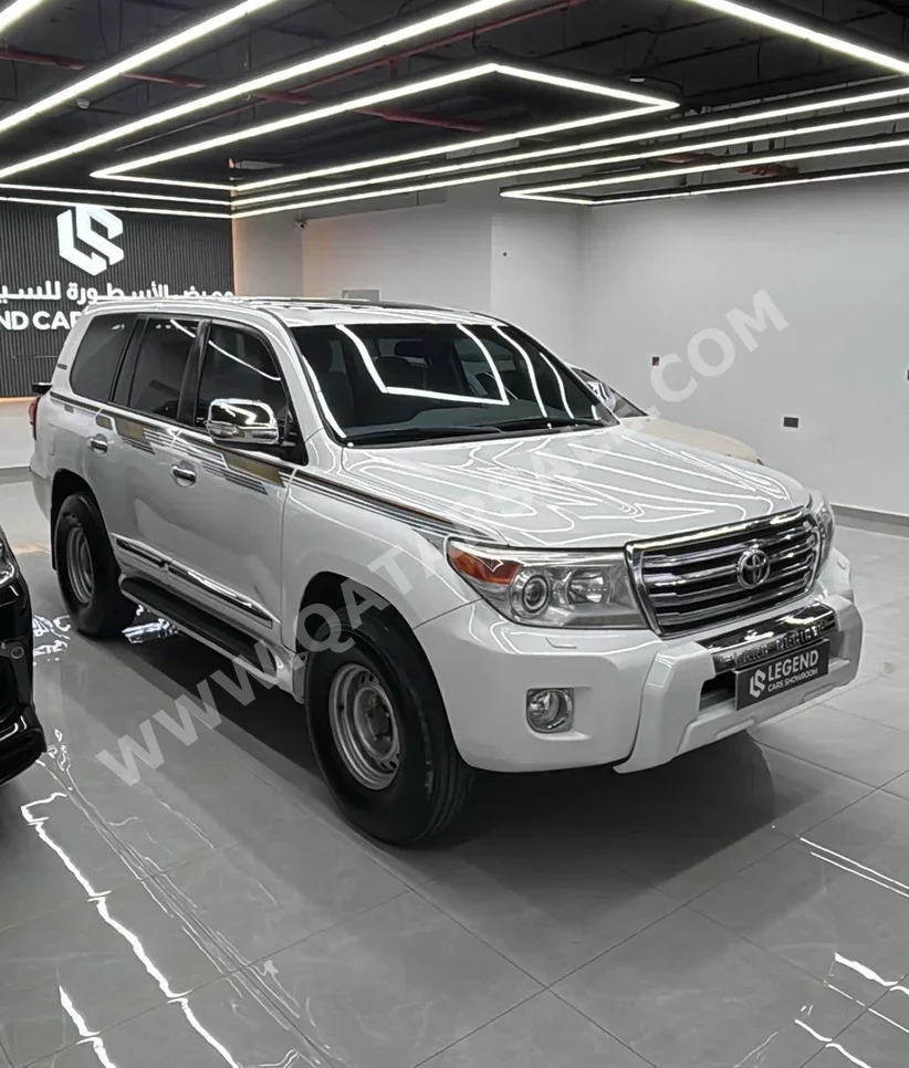 Toyota Land Cruiser GXR 2013 Automatic 367,000 Km 8 Cylinder Four Wheel Drive (4WD) SUV White