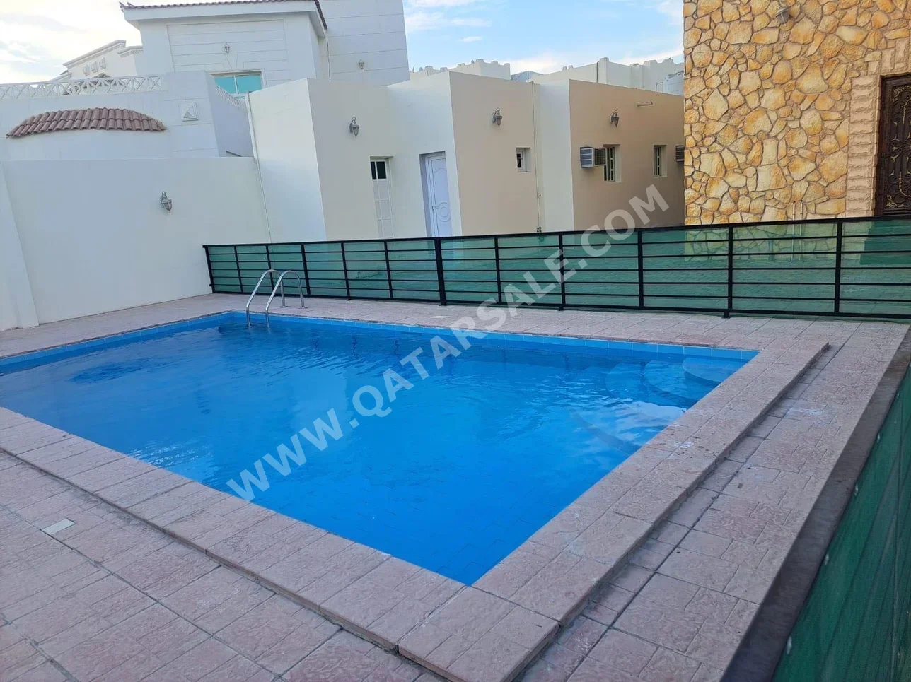 سكن عائلي  - نصف مفروشة  - الدوحة  - لقطيفية  - 8 غرف نوم