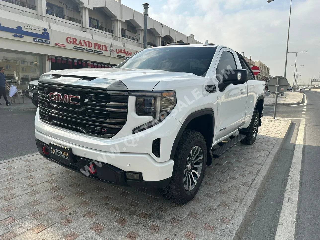 جي ام سي سييرا اي تي 4 2022 اوتوماتيك 43,000 كم 8 سلندر دفع رباعي بيكب أبيض