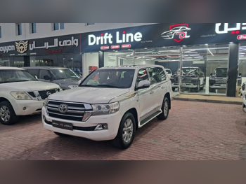 Toyota  Land Cruiser  VXR  2016  Automatic  300,000 Km  8 Cylinder  Four Wheel Drive (4WD)  SUV  White