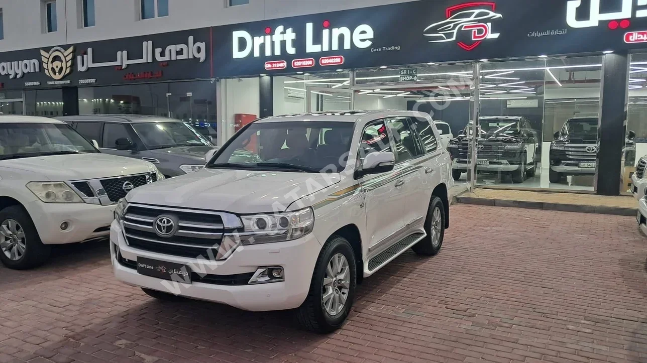 Toyota  Land Cruiser  VXR  2016  Automatic  300,000 Km  8 Cylinder  Four Wheel Drive (4WD)  SUV  White