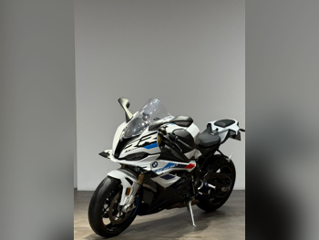 بي ام دبليو  اس1000 ار ار -  2024 - اللون ابيض -  الضمان