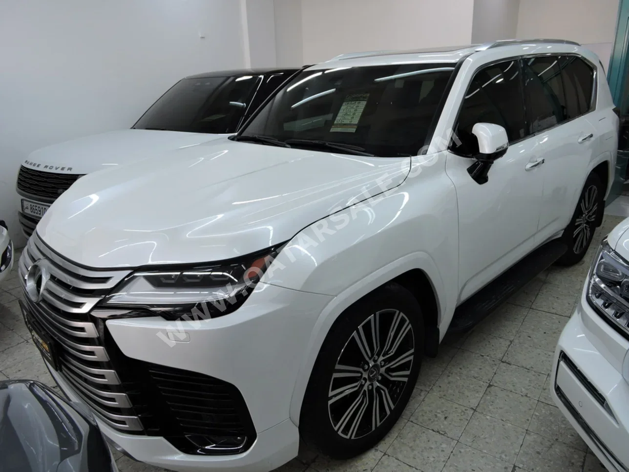 لكزس ال اكس 600 لكجري 2024 اوتوماتيك 25,000 كم 6 سلندر دفع رباعي اس يو في أبيض تحت الضمان