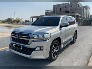 تويوتا  لاند كروزر  في اكس ار  2014  اوتوماتيك  138,000 كم  8 سلندر  دفع رباعي  اس يو في  فضي
