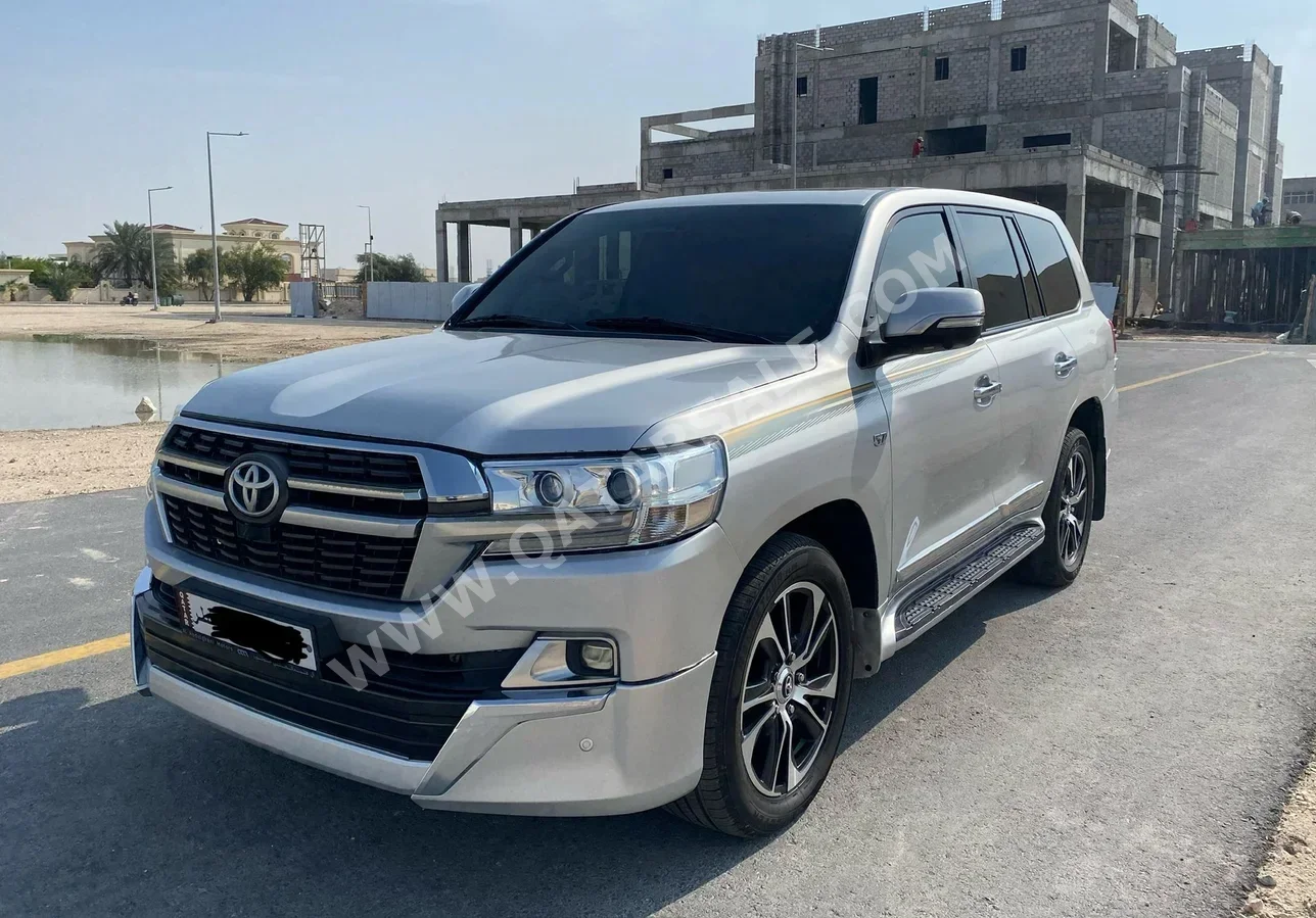 تويوتا لاند كروزر في اكس ار 2014 اوتوماتيك 138,000 كم 8 سلندر دفع رباعي اس يو في فضي