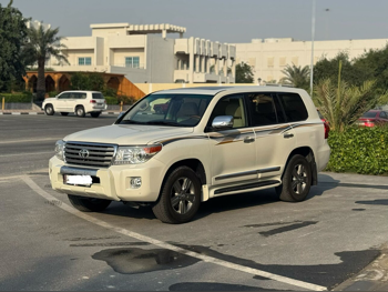 تويوتا  لاند كروزر  في اكس ار  2013  اوتوماتيك  215,000 كم  8 سلندر  دفع رباعي  اس يو في  أبيض