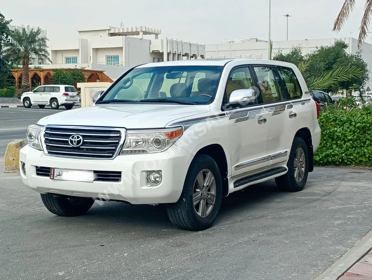 تويوتا  لاند كروزر  جي اكس ار  2015  اوتوماتيك  215,000 كم  8 سلندر  دفع رباعي  اس يو في  أبيض